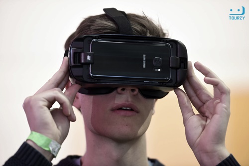 Gear VR là mẫu kính thực tế ảo được Samsung hợp tác với Oculus
