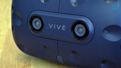 Vive Pro được trang bị 2 camera phía trước giúp người dùng thuận tiện nhìn ra bên ngoài