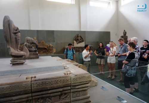 Du khách tham quan dễ dàng truy cập và tìm hiểu về lịch sử cổ vật nhờ ứng dụng thực tế tăng cường AR