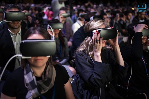Khách mời được tự mình trải nghiệm công nghệ thực tế ảo khiến họ cảm thấy thú vị hơn