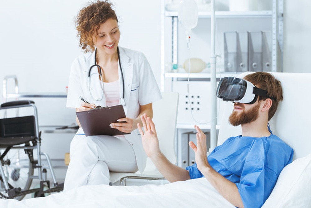 Bác sĩ áp dụng công nghệ thực tế ảo trong việc hỗ trợ điều trị stress cho bênh nhân