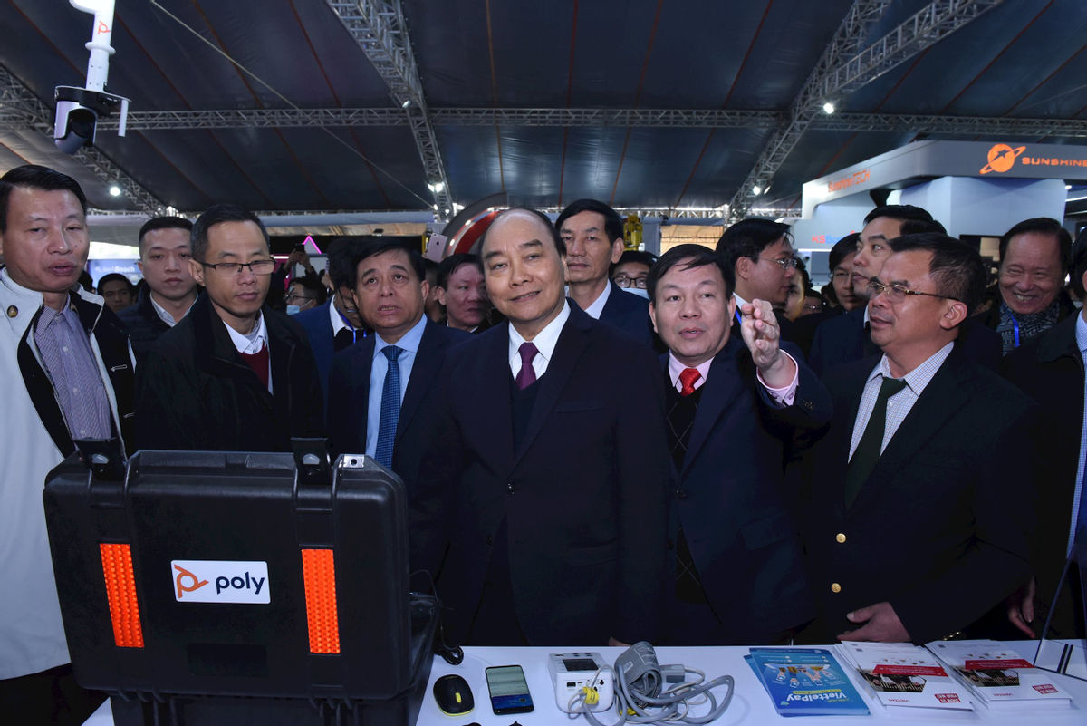 Thủ tướng Nguyễn Xuân Phúc trải nghiệm phòng tương tác của Tourzy