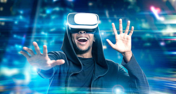 Trải nghiệm thực tế ảo qua kính VR